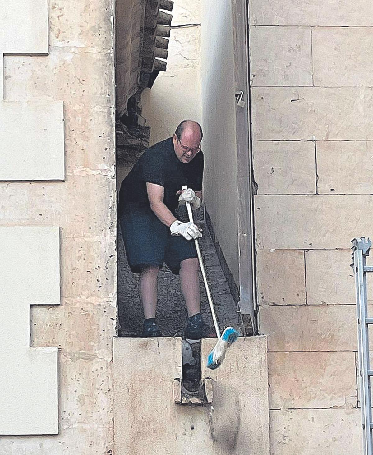 El párroco en los tejados del Santuario Patronal de la Virgen de las Huertas durante las tareas de limpieza, este sábado.