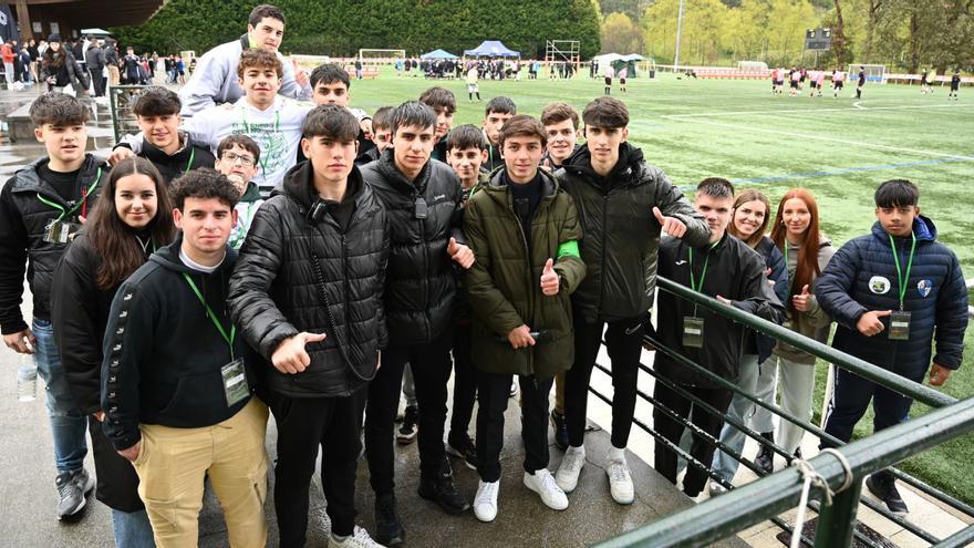 Los cinco jóvenes organizadores acompañados de numerosos voluntarios en el campo Manolo Barreiro de A Xunqueira.