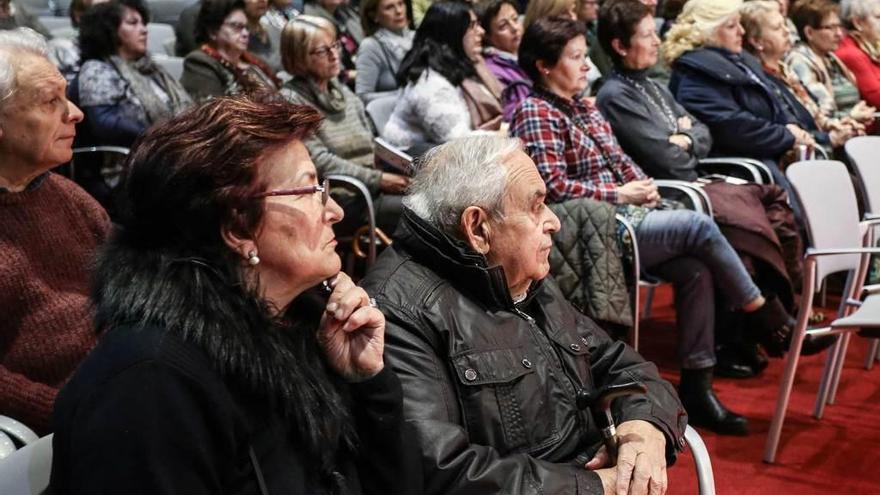 Público asistente a la mesa redonda sobre fibromialgia y fatiga crónica celebrada ayer.