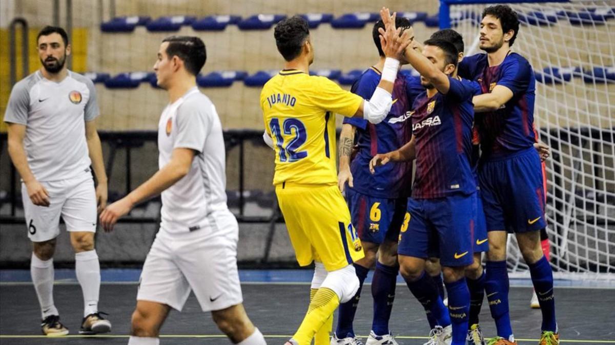 Los jugadores azulgranas se felicitan tras uno de sus seis goles