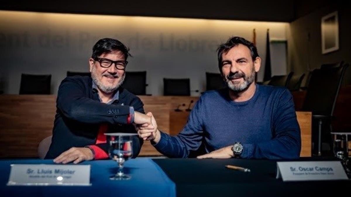 El alcalde de El Prat Lluís Mijoler  y el fundador de Open Arms  Oscar Camps  en la firma del convenio, el 19 de noviembre del 2019