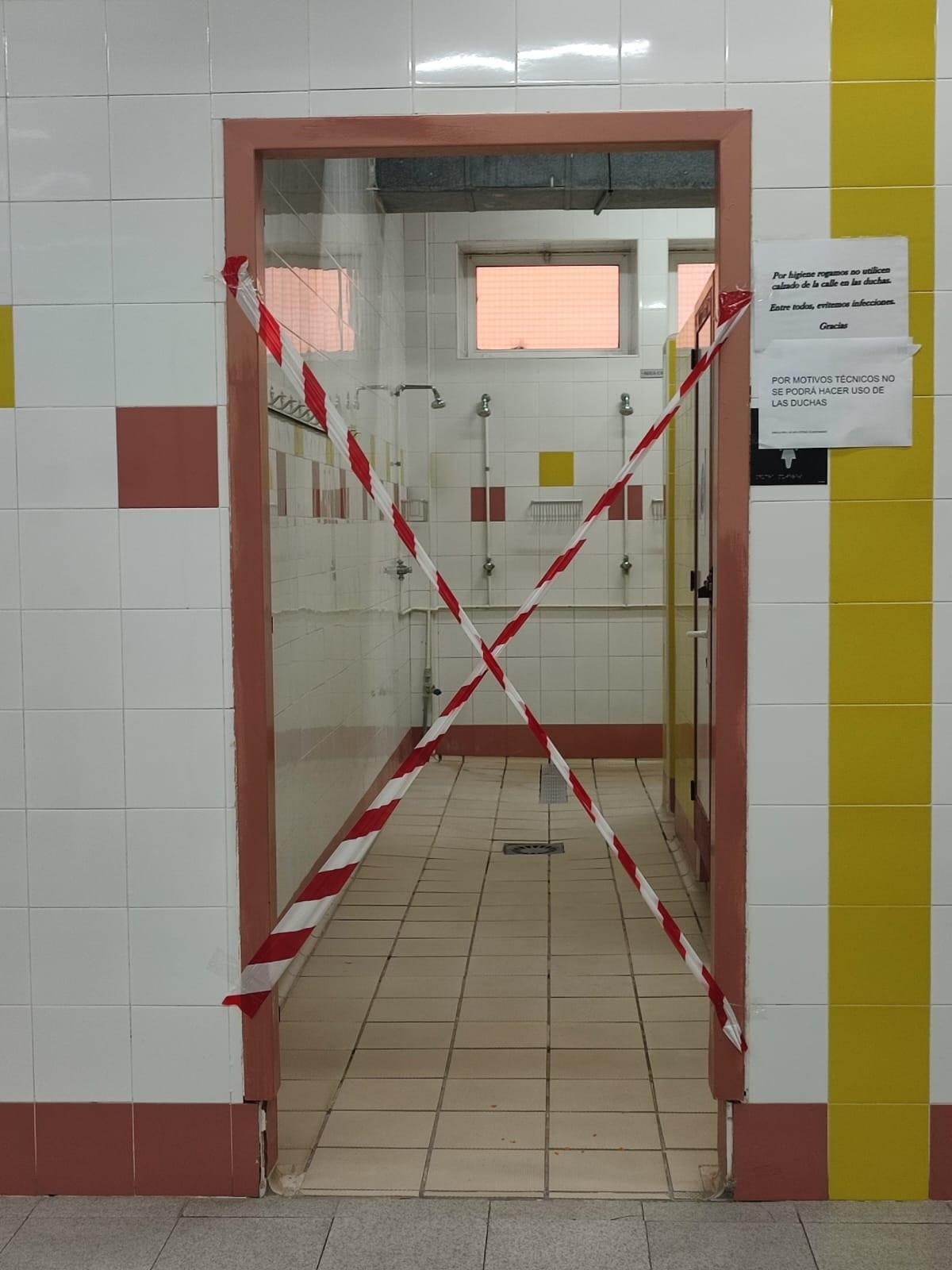 Duchas de la piscina clausuradas