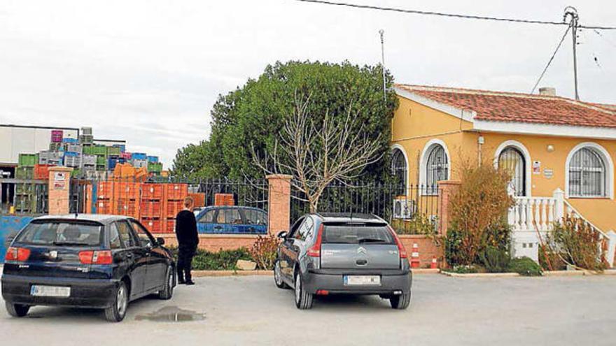 Dos encapuchados encañonan al dueño de un almacén de Guardamar para llevarse 2.900 euros
