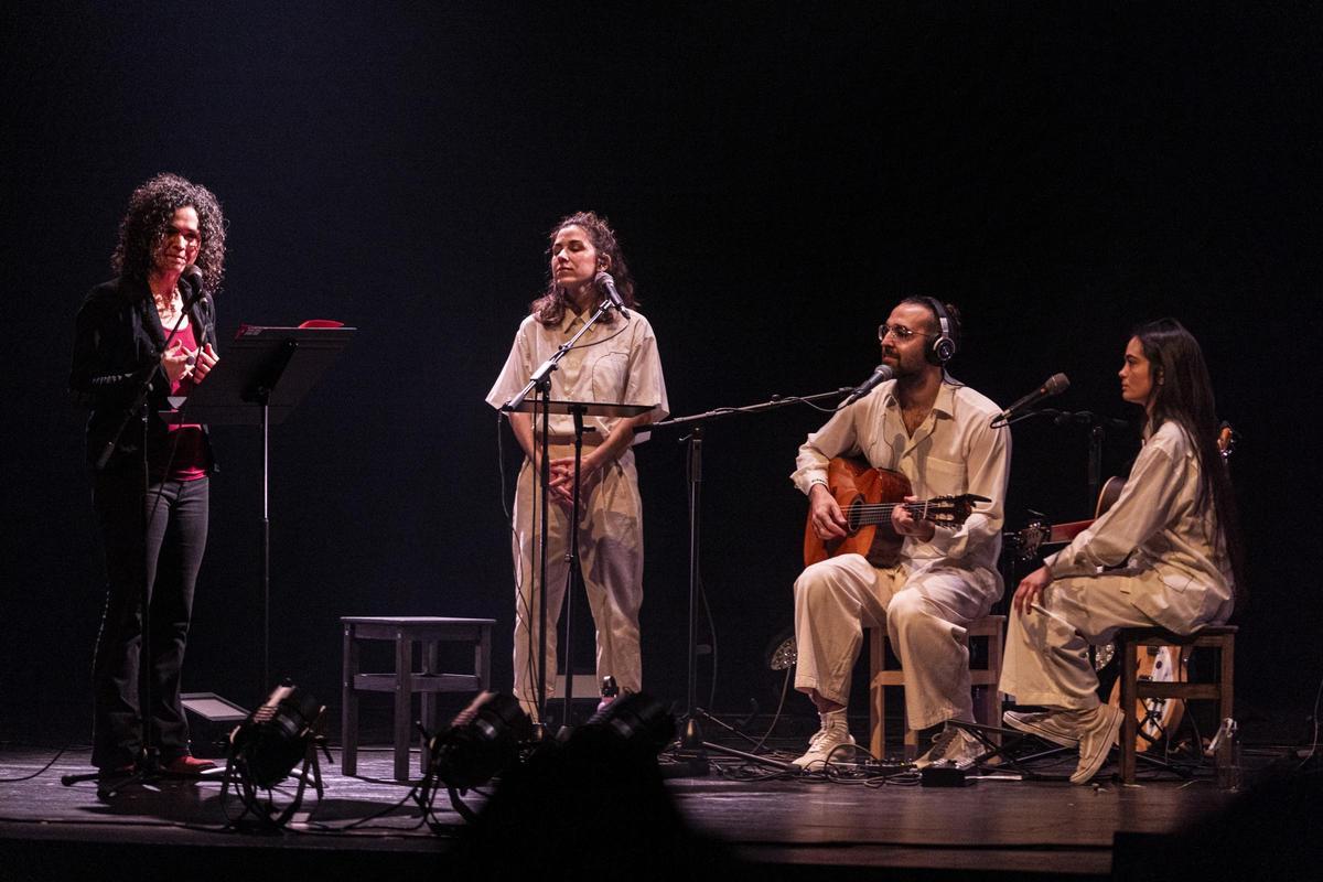 El grup -en la imatge acompanyat per la poeta Sònia Moya- va presentar el seu darrer disc, "Ribera", a inicis d'aquest any, en un concert al Kursaal