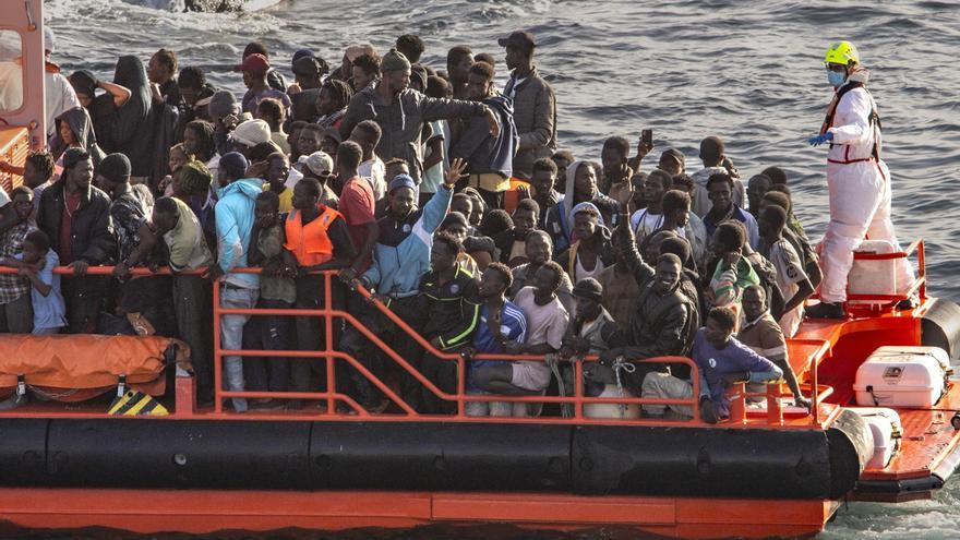Archivo - Una lancha de Salvamento Marítimo tras el rescate de un cayuco a su llegada al Puerto de la Restinga, a 30 de noviembre de 2024, en El Hierro