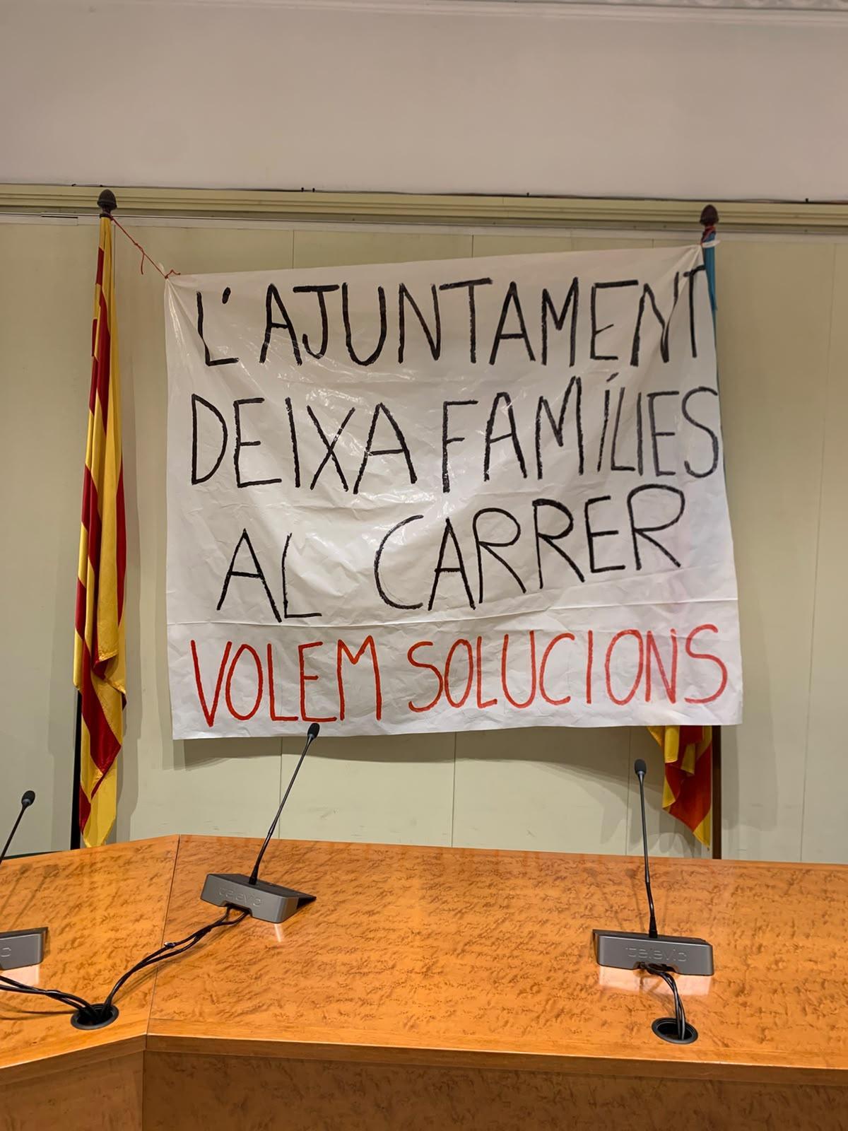 Pancarta en la sala de plenos del Ayuntamiento de Cardadeu