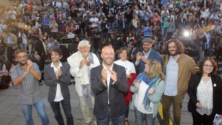 Villares, en primer término, en el último mitin en Santiago en 2016. Detrás, Xulio Ferreiro, Jorge Suárez, Xosé Manuel Beiras, Yolanda Díaz, Martiño Noriega, Carmen Santos, Antón Sánchez y Paula Vázquez Verao.