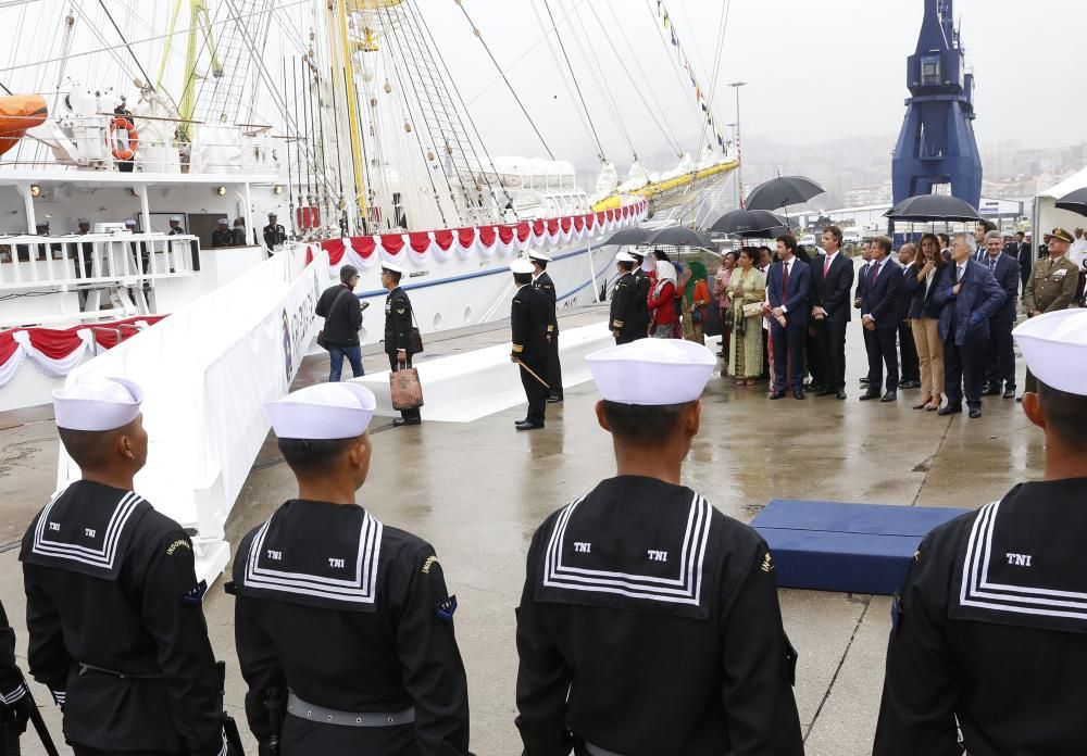 Acto de entrega del Bima Suci a la Armada de Indon