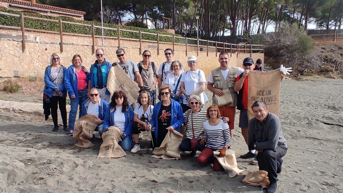 Grup de voluntaris reunits a la platja de la Farella de Llançà