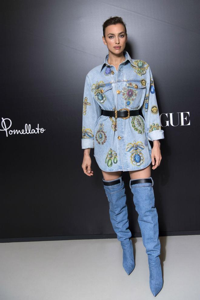 Irina Shayk con un look 'total denim' en una fiesta en la Semana de la Moda de Milan
