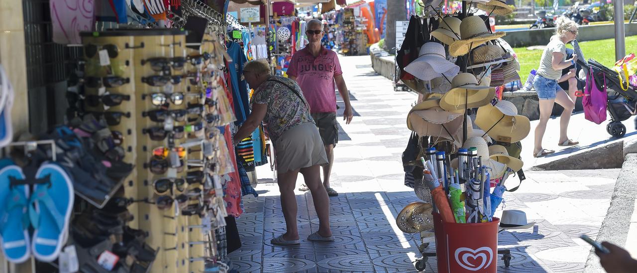 Turistas de compras en un bazar.