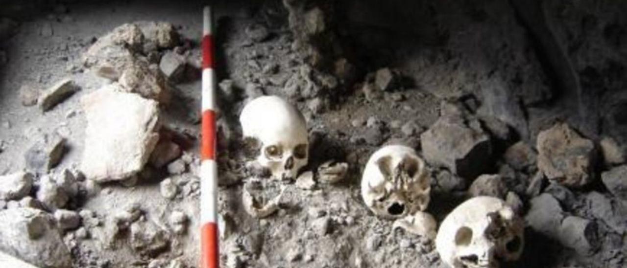 Restos guanches en una cueva de la Montaña de Tejina, en Guía de Isora.