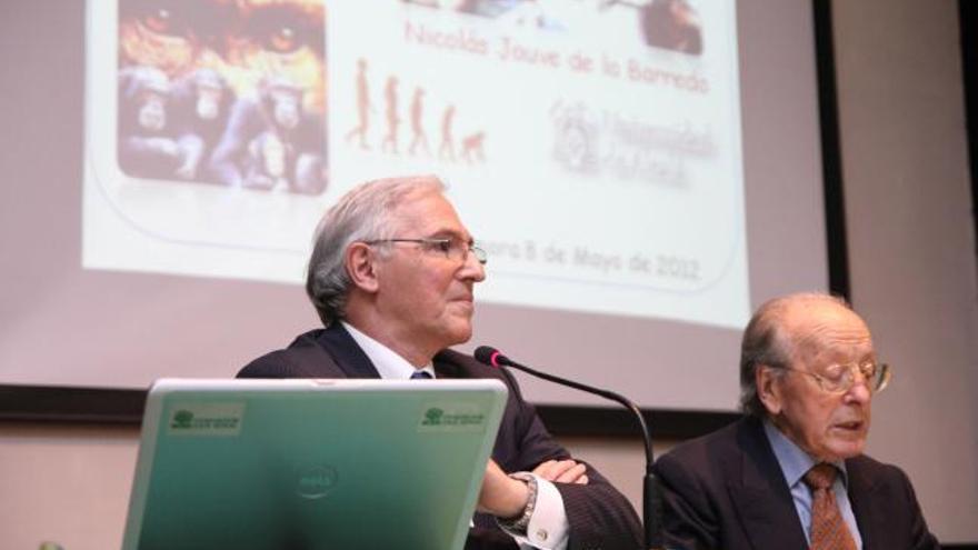 Nicolás Jouve (en primer plano) junto al doctor Diego, en la presentación de la conferencia.