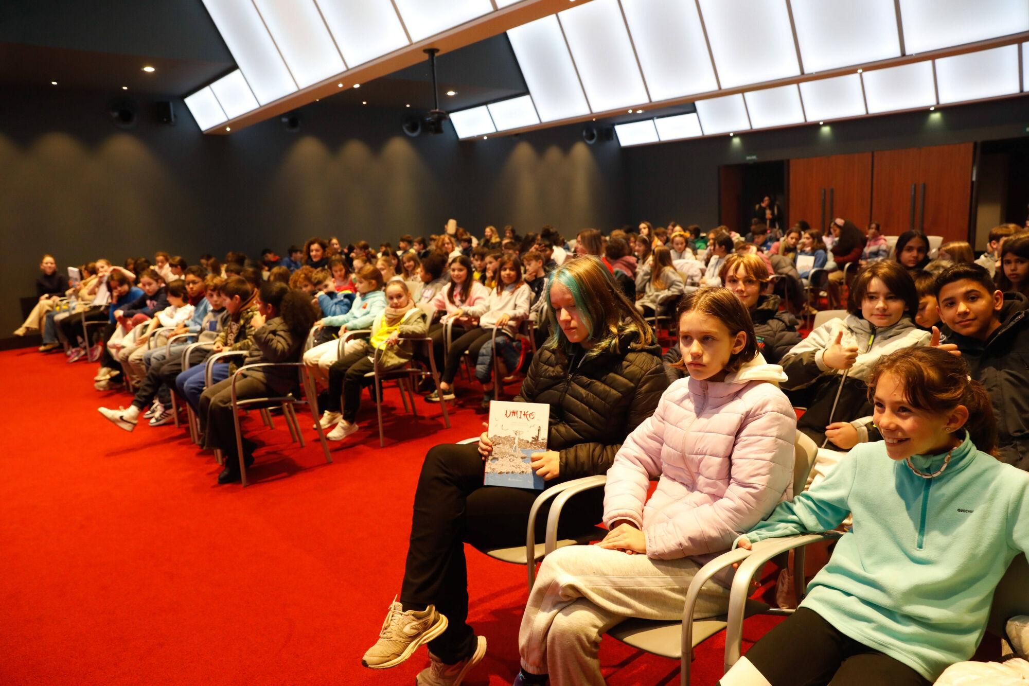 EN IMÁGENES: La escritora Mónica Rodríguez, en el Club LA NUEVA ESPAÑA con alumnos del colegio Gesta