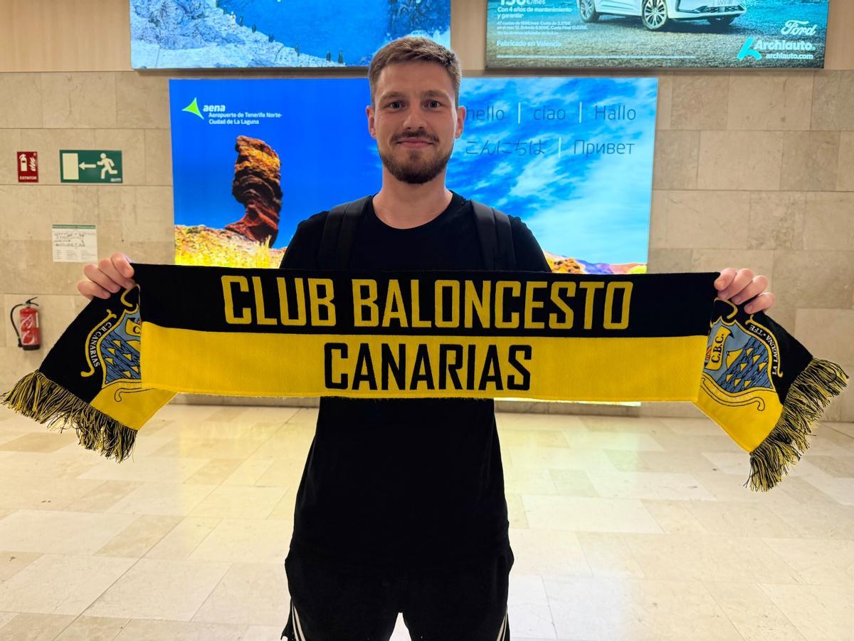 Kurcus, con la bufanda del CB Canarias.