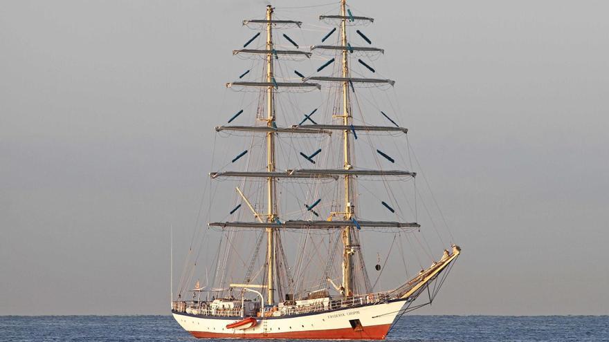 El velero &#039;Fryderyk Chopin&#039; fondea en la bahía de Palma