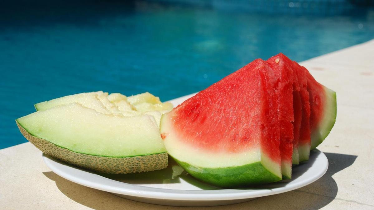 Un plato de melón y sandía.