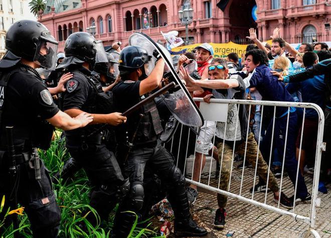 Los incidentes se desataron frente a la Casa Rosada cuando algunos hinchas, temiendo no poder acceder ante el inminente cierre de la capilla ardiente de Diego Armando Maradona, tumbaron vallados y se enfrentaron con la Policía.