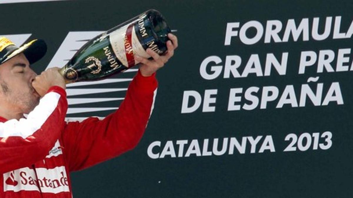 Fernando Alonso, en el podio de Montmeló