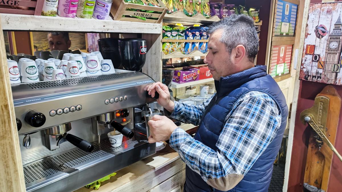 Pablo Fernández prepara un café a unos clientes en su bar. | A. Velasco