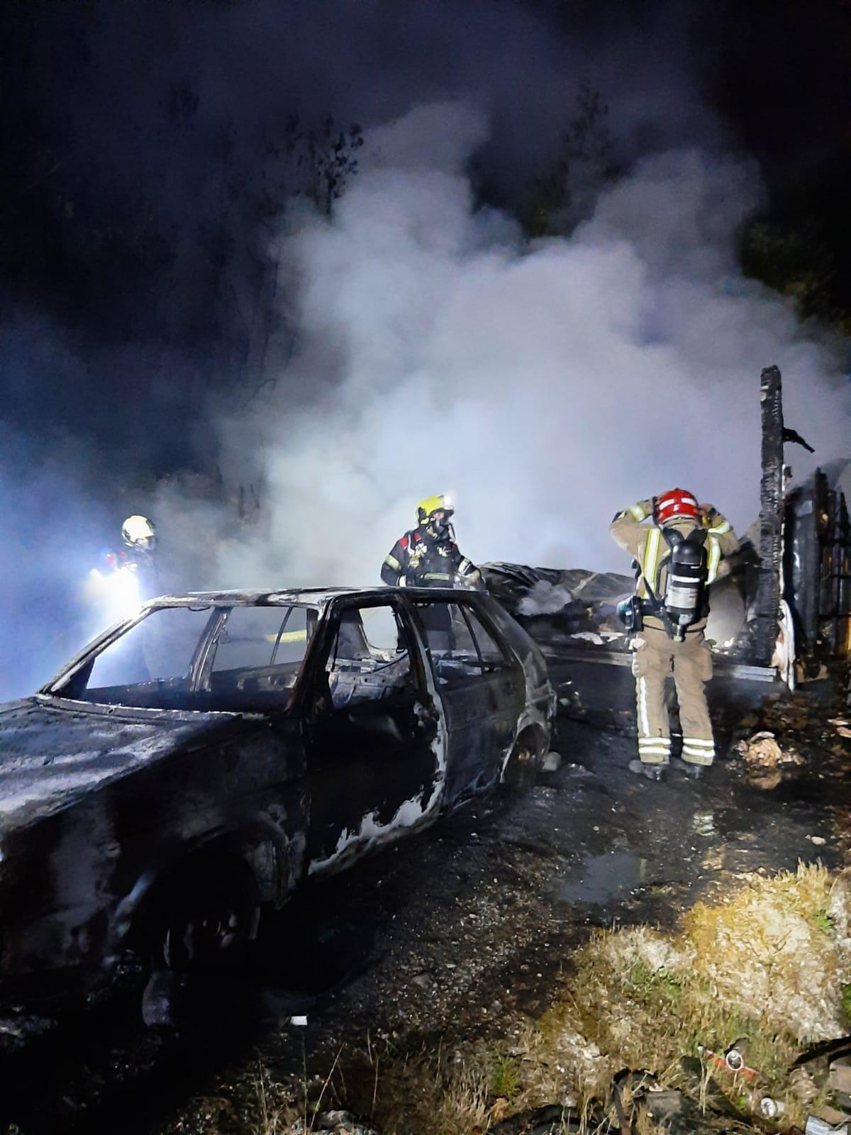 Un incendio arrasa una casa prefabricada y dos coches en Cerdedo-Cotobade