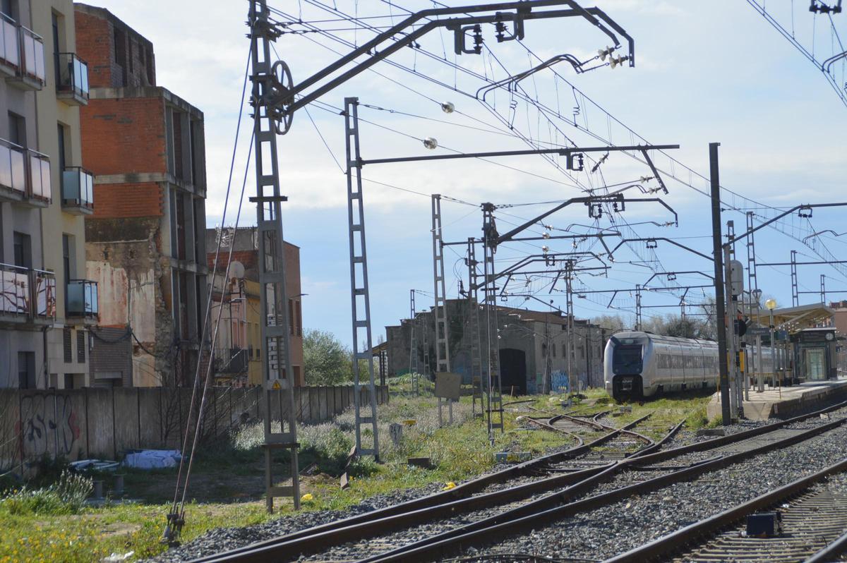 En el traçat ferroviaria actual hi ha diverses construccions afectades i inacabades