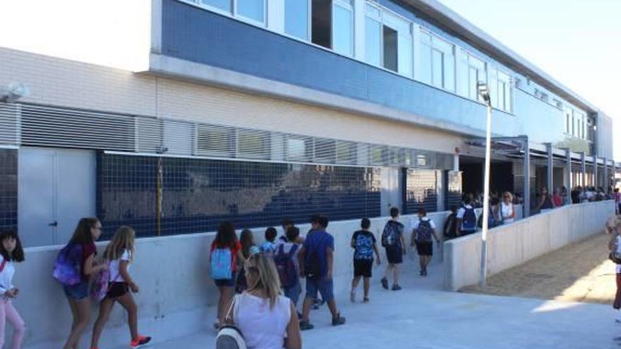 Escolares acceden al nuevo edificio del colegio de Rojales.