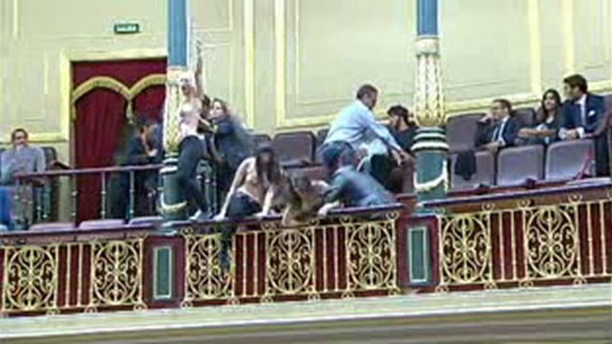 Activistas de Femen interrumpen a Gallardón en el Congreso al grito ¡Aborto es sagrado!,