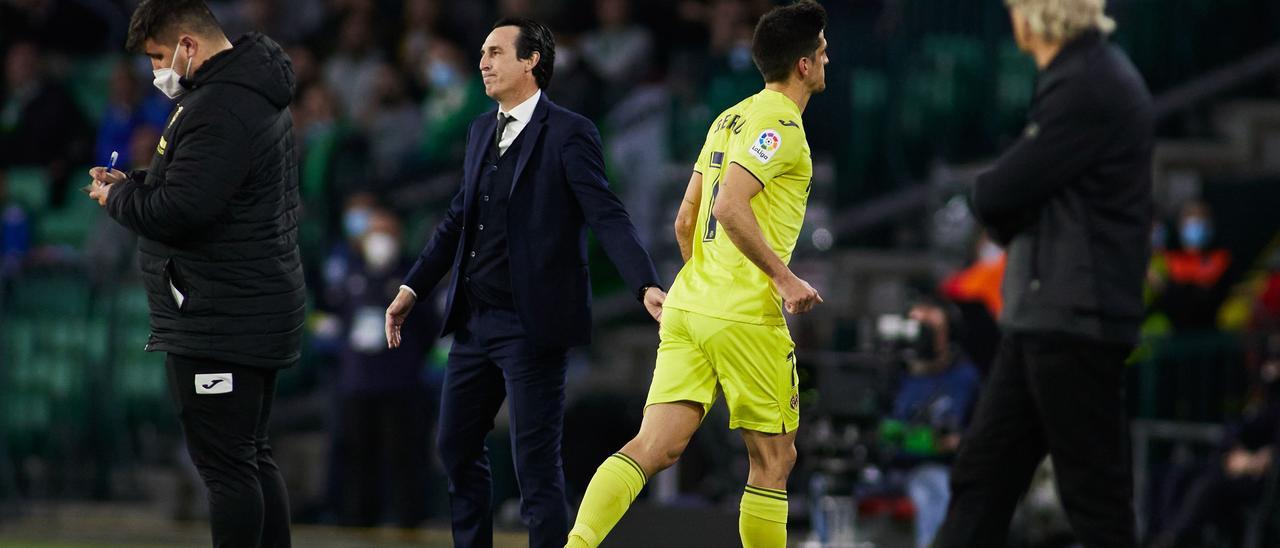 Unai Emery, con cara de lamento, saluda a Gerard Moreno, que se retiró indignado tras sufrir una nueva lesión.