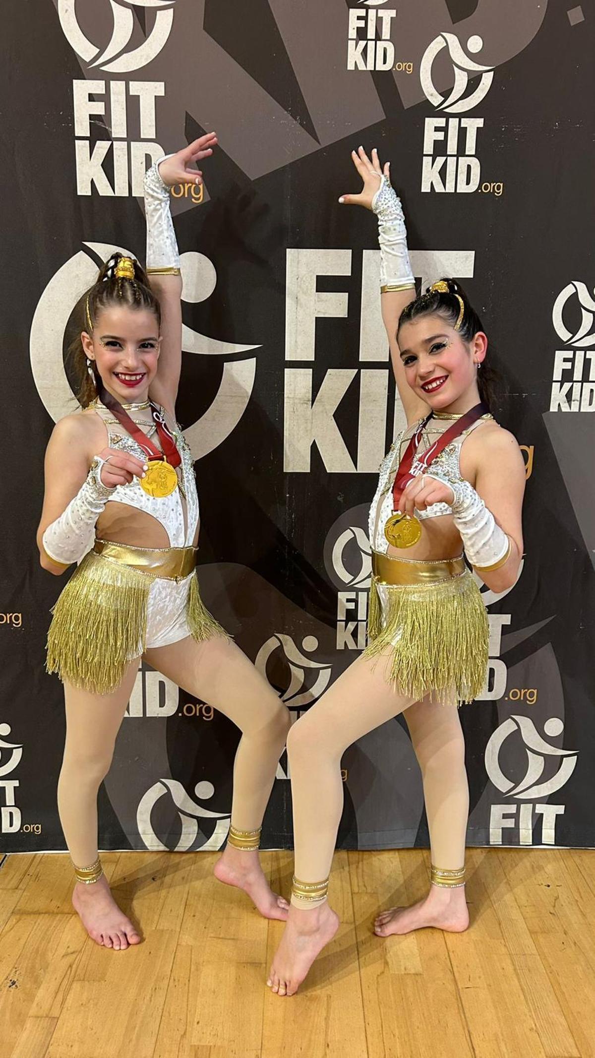 Jana Guitart i Carla Manent, mostrant les medalles d'or