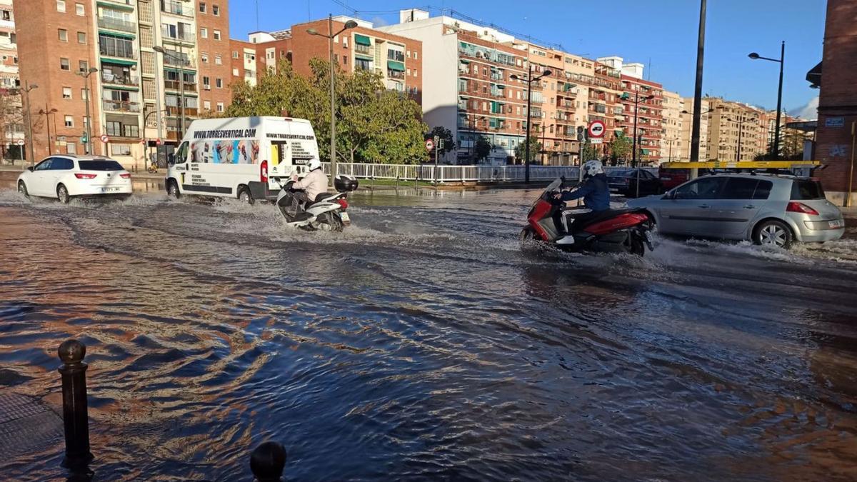 Los vehículos transitaron con dificultad a causa de la «piscina» que se generó.  | J. PARRILLA