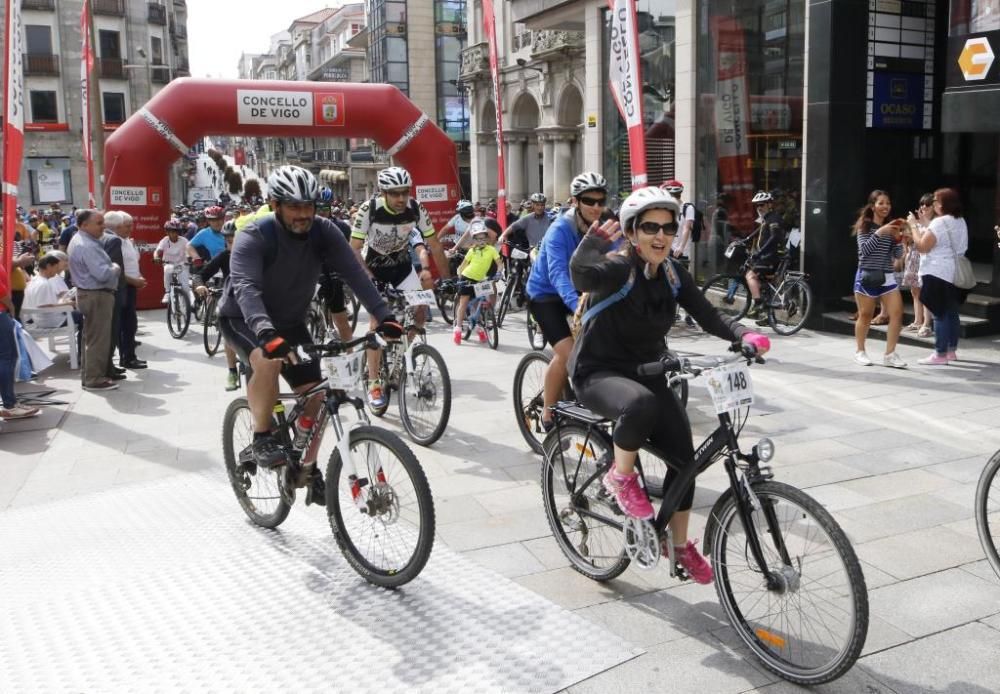 Más de medio millar de aficionados participan en A Pedaliña