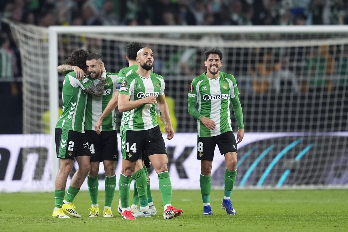 Sofyan Amrabat celebra su gol en el Betis-Panathinaikos de vuelta de octavos de Europa League en La Cartuja