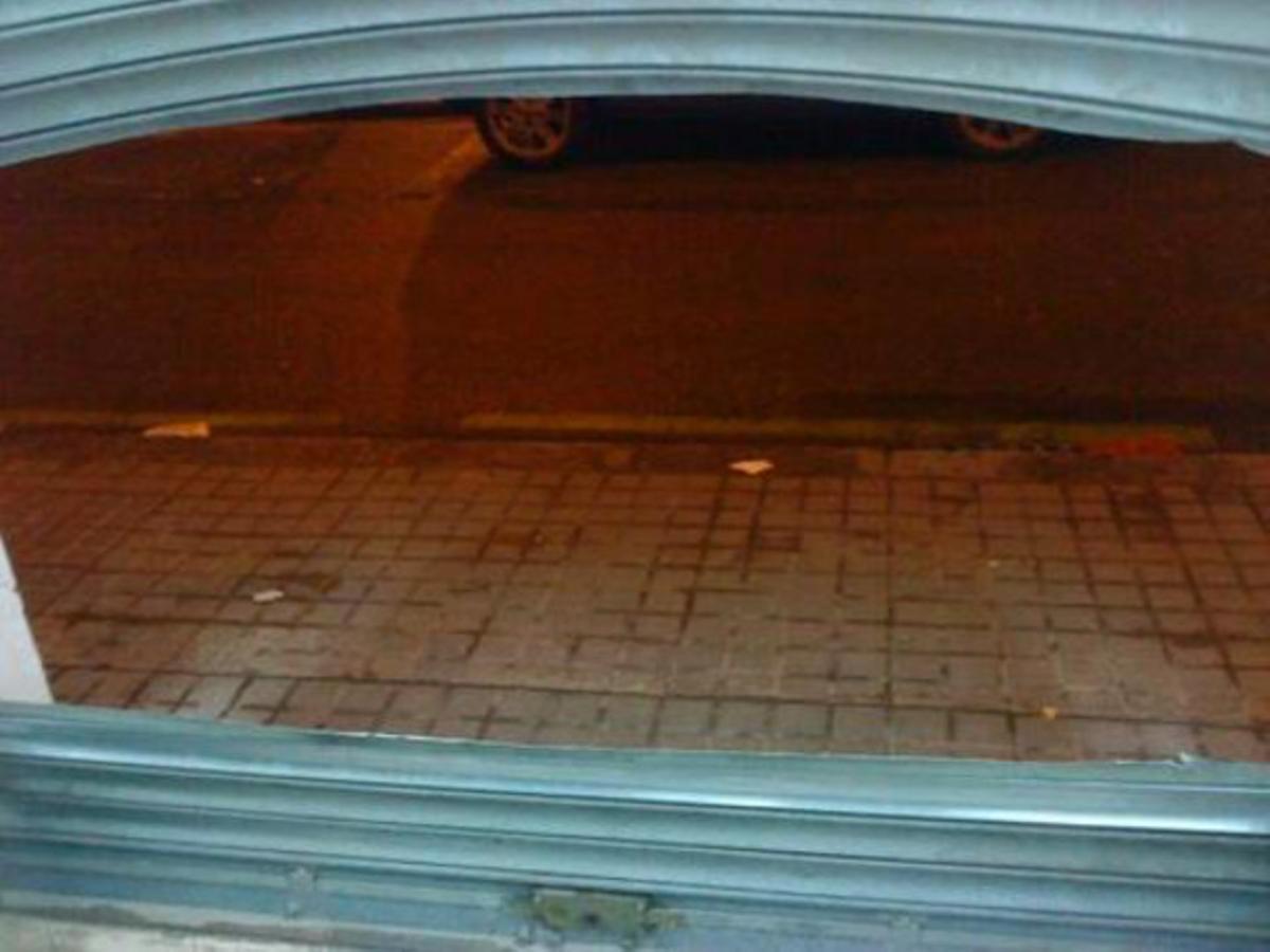 La Barceloneta demana més policia.Sóc propietari d’un local de gèneres de punt i perfumeria al barri de la Barceloneta. El divendres 28 de gener vaig ser víctima d’un robatori (a la foto, estat en què va quedar la persiana), el segon en 10 mesos. La situació en aquesta part de la ciutat segueix sent insuportable pel que fa a la seguretat, i requereix una intervenció immediata per part de la policia. Com la majoria dels veïns, vull la implantació d’una comissaria dels Mossos.