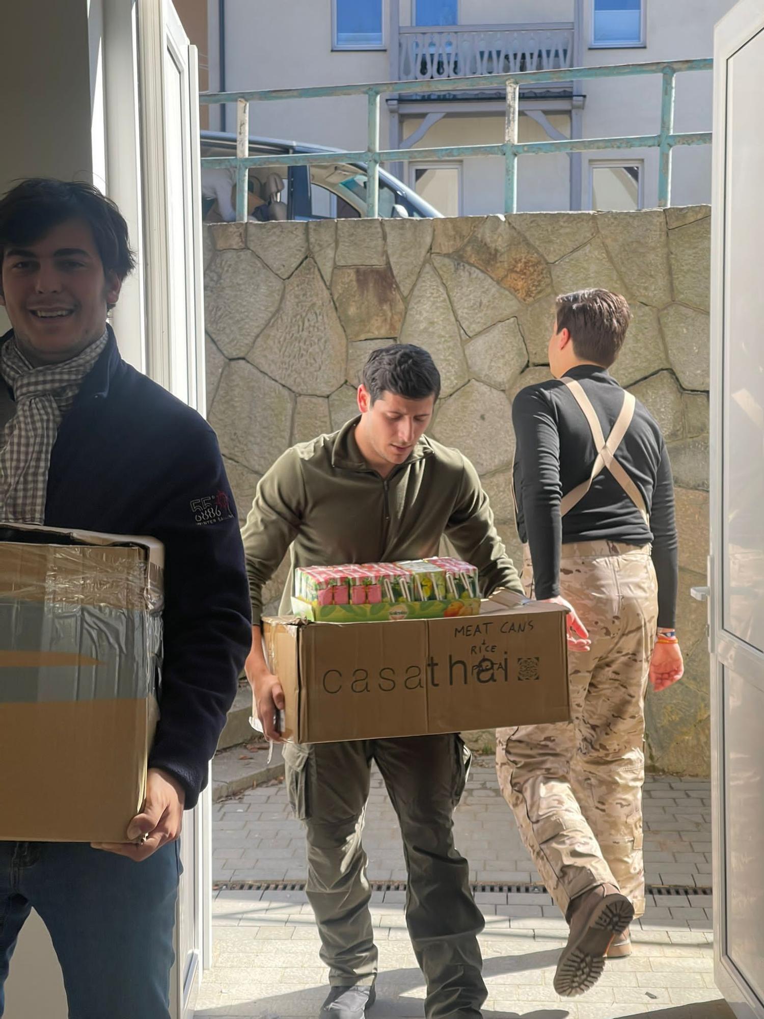 Martín Lara, en primer término, y Adrián, descargando parte de las 10 toneladas de ayuda humanitaria