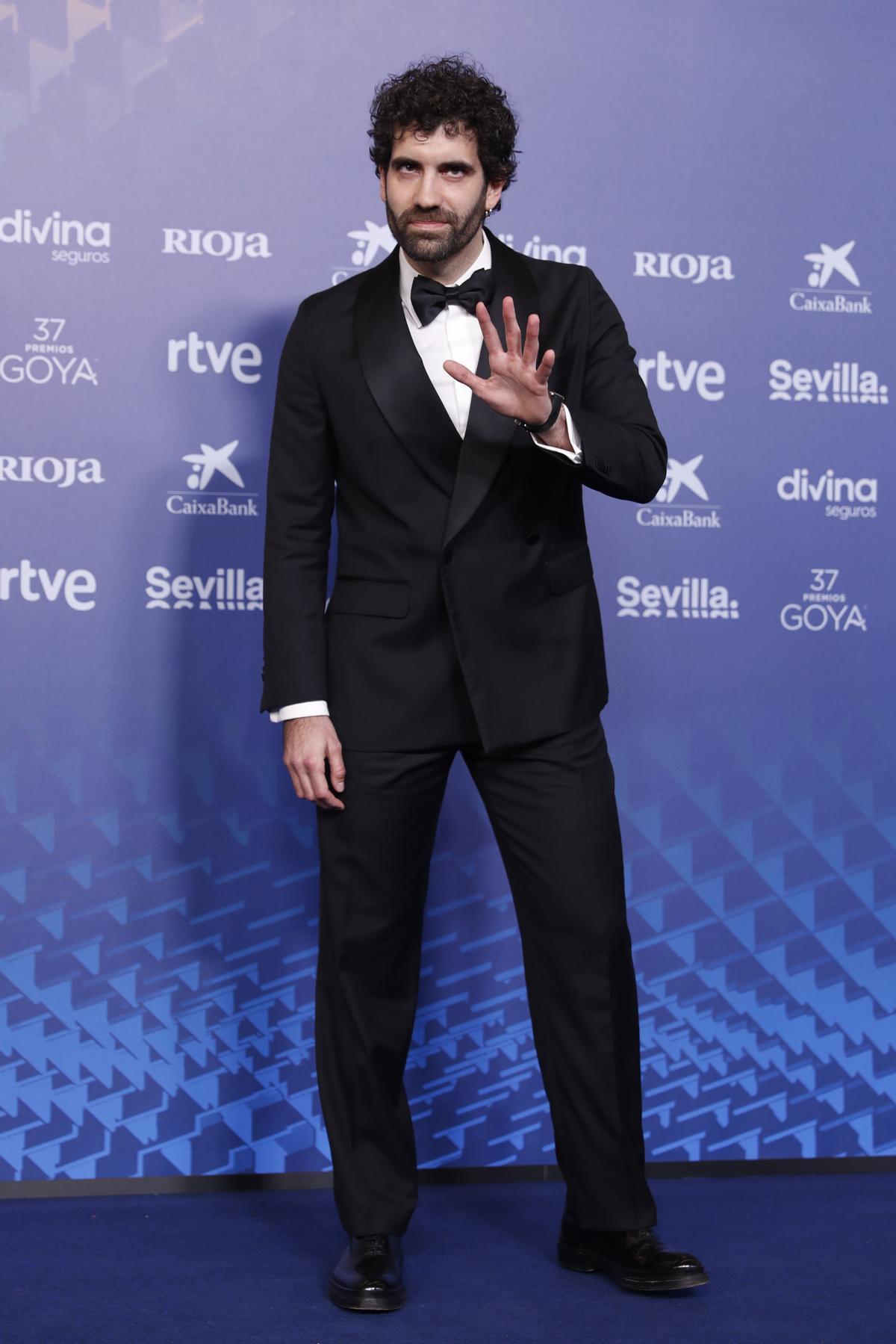 SEVILLA 11/02/2023.- El actor Tamar Novas posa para los medios gráficos a su llegada a la XXXVII gala de los Premios Goya, que se celebra este sábado en el Palacio de Congresos y Exposiciones FIBES, en Sevilla. EFE/ Jorge Zapata