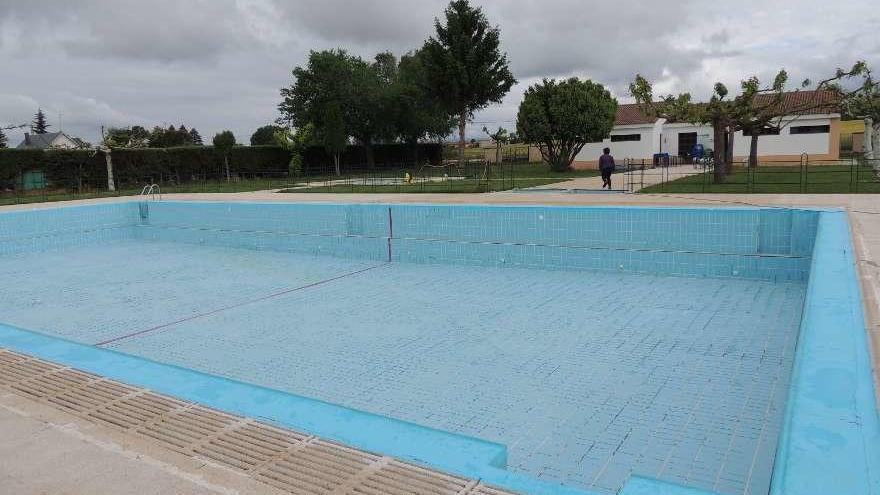 Trabajos de limpieza de las piscinas de Santibáñez de Vidriales, en la mañana de ayer.