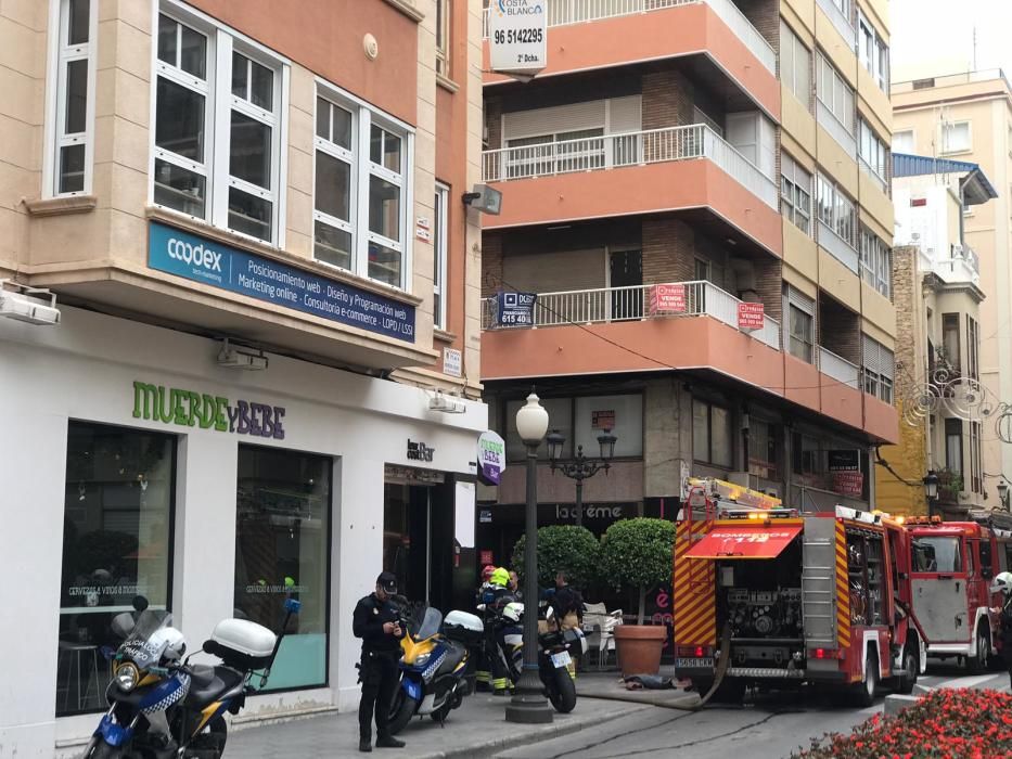 Un incendio en un bar obliga a cortar al tráfico la calle del Teatro y el paso en Castaños