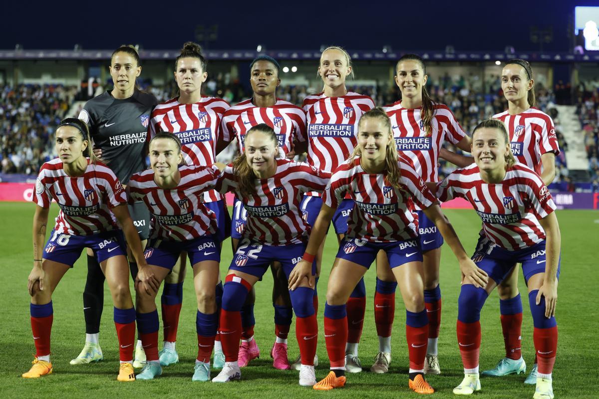 LEGANÉS (C.A. DE MADRID), 27/05/2023.- El once inicial del Atlético de Madrid posa para los medios antes del partido de la final de la Copa de la Reina que disputa ante el Real Madrid este sábado en el estadio de Butarque, enm Leganés. EFE/JuanJo Martín