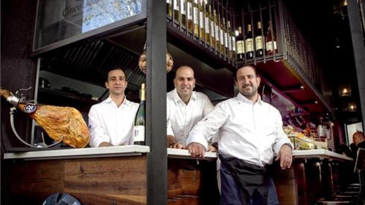 David Moya, Josep Nicolau y Óscar Manresa, cocina de taburete. Foto: Joan Cortadellas