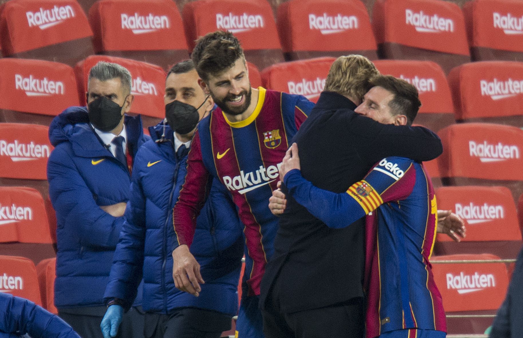 Koeman abraza a Messi ante Piqué tras eliminar al Sevilla en la Copa.