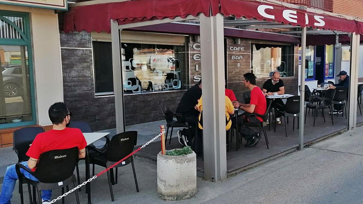 Varios clientes, en una terraza instalada en Morales del Vino. | Cedida