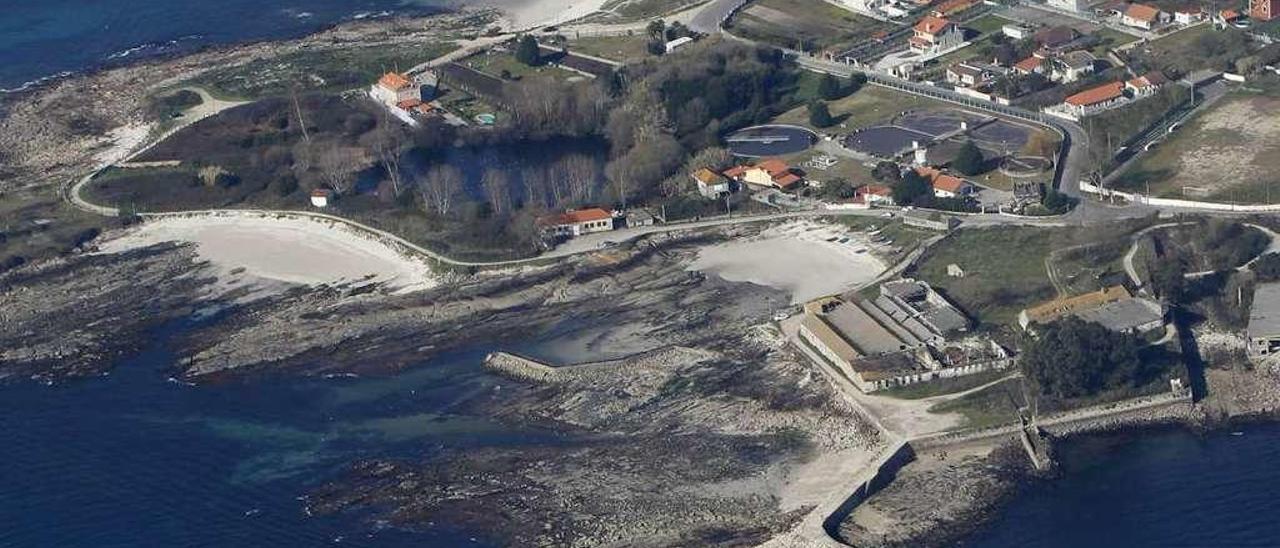 El bergantín fue arrastrado por el mal tiempo hasta las rocas de Punta Balea, en la imagen aérea. // R.G.