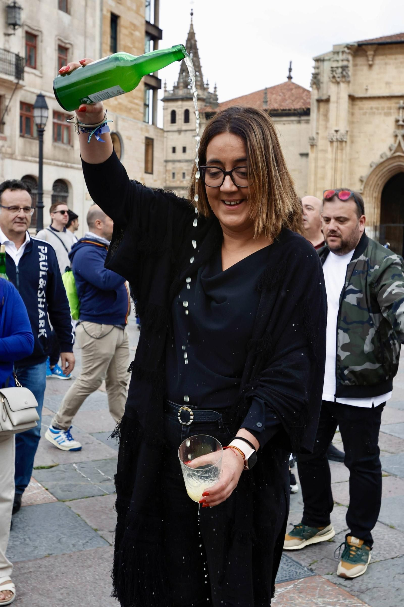 Cientos de brazos al aire junto a la Catedral de Oviedo para que la sidra sea patrimonio de la humanidad
