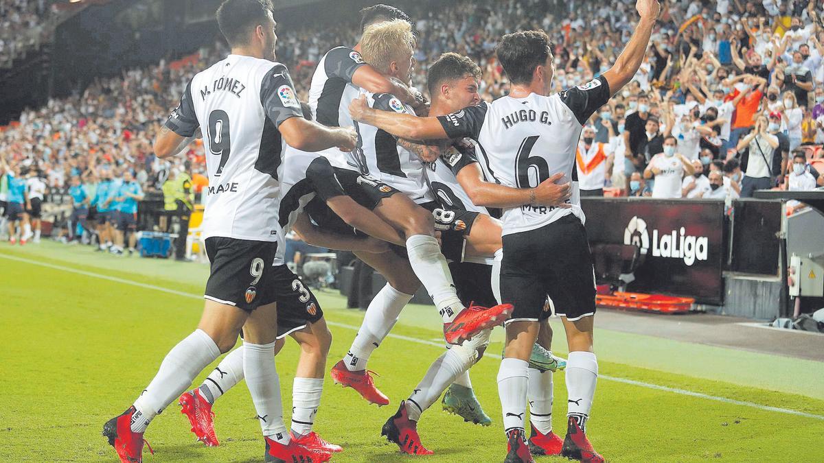 Los jugadores celebran un gol en Mestalla