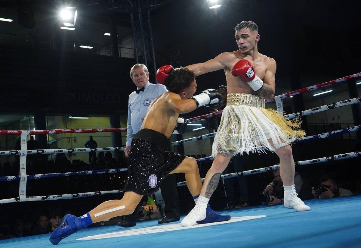 Rafa Lozano golpea a su rival durante el combate por el título iberoamericano.