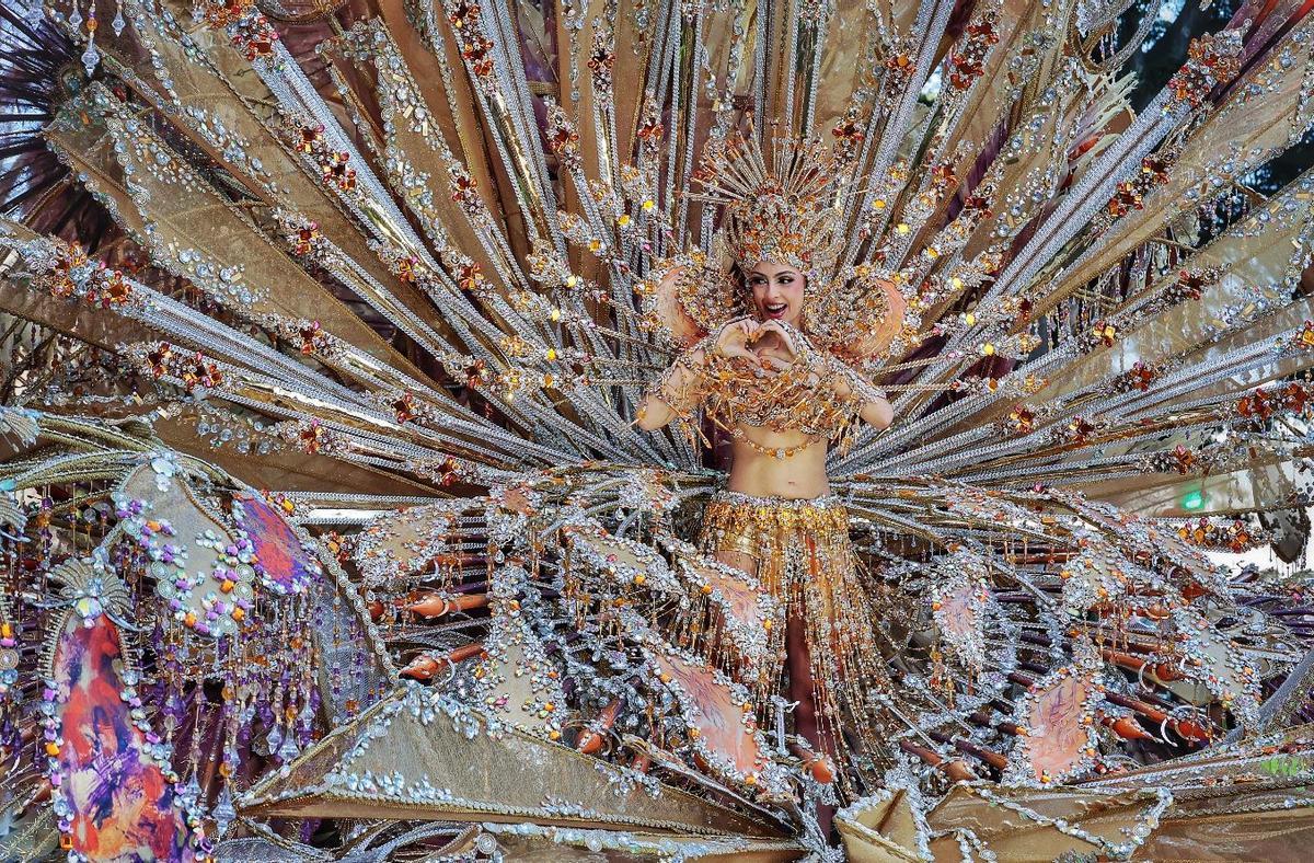 Carla Castro, reina del Carnaval de SantaCruz de Tenerife 2026, en el coso que recorrió la avenida de Anaga.