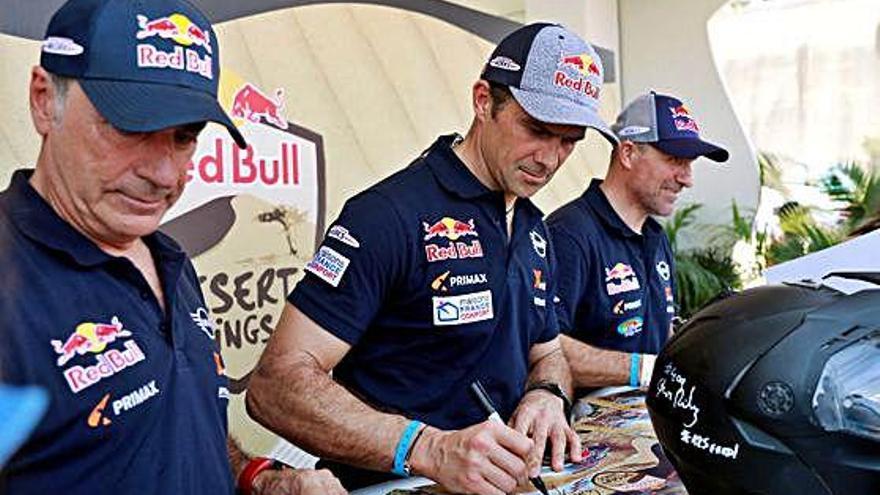 Sainz, Peterhansel i Despres, els tres favorits en cotxes, ahir signant autògrafs.