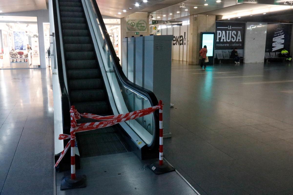 Les escales que porten a l'andana de l'estació de trens de Girona, tancades amb una cinta.