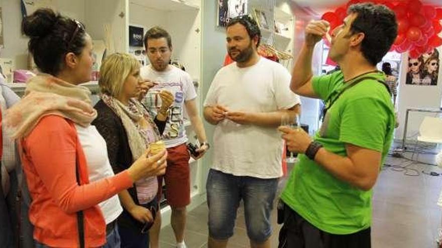 El local acogió ayer una nueva degustación de pinchos.  // C. Giménez